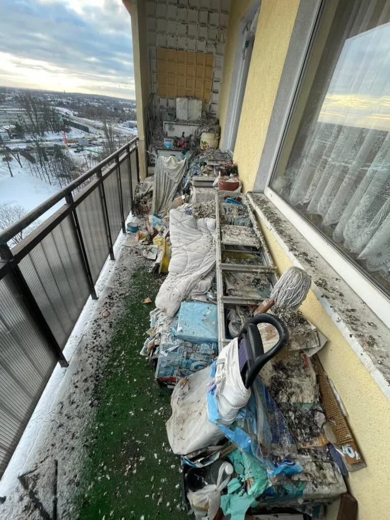 Opróżnianie mieszkania Łódź – stare meble przed wywozem