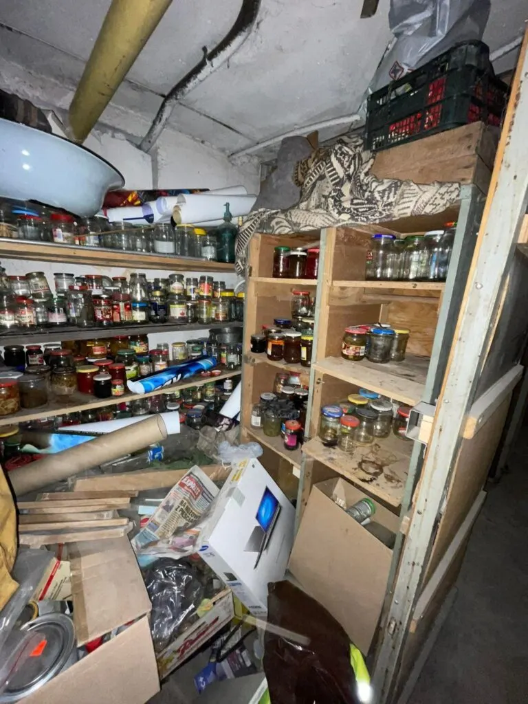 Opróżnianie piwnicy w kamienicy łódzkiej